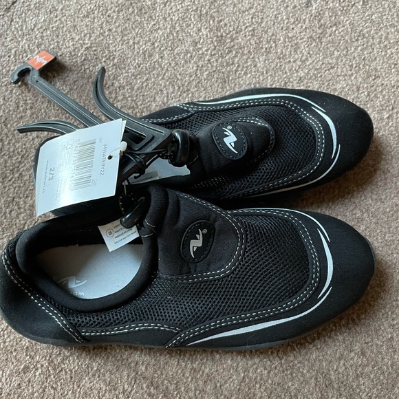 New water shoes 2/3 - Picture 4 of 5